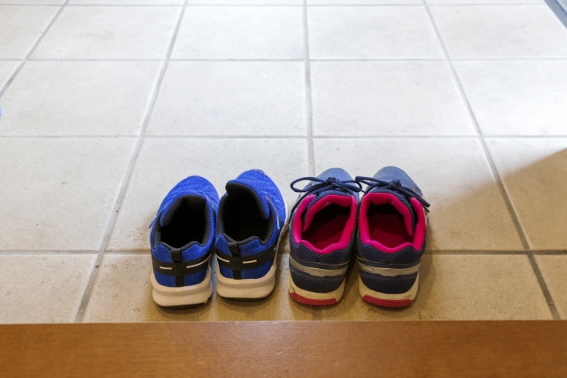 玄関に2足の子供靴