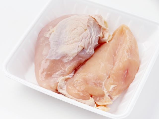 “鶏むね肉の皮を剥ぐ”のはNG？皮なし鶏むね肉のデメリットとは［管理栄養士監修］