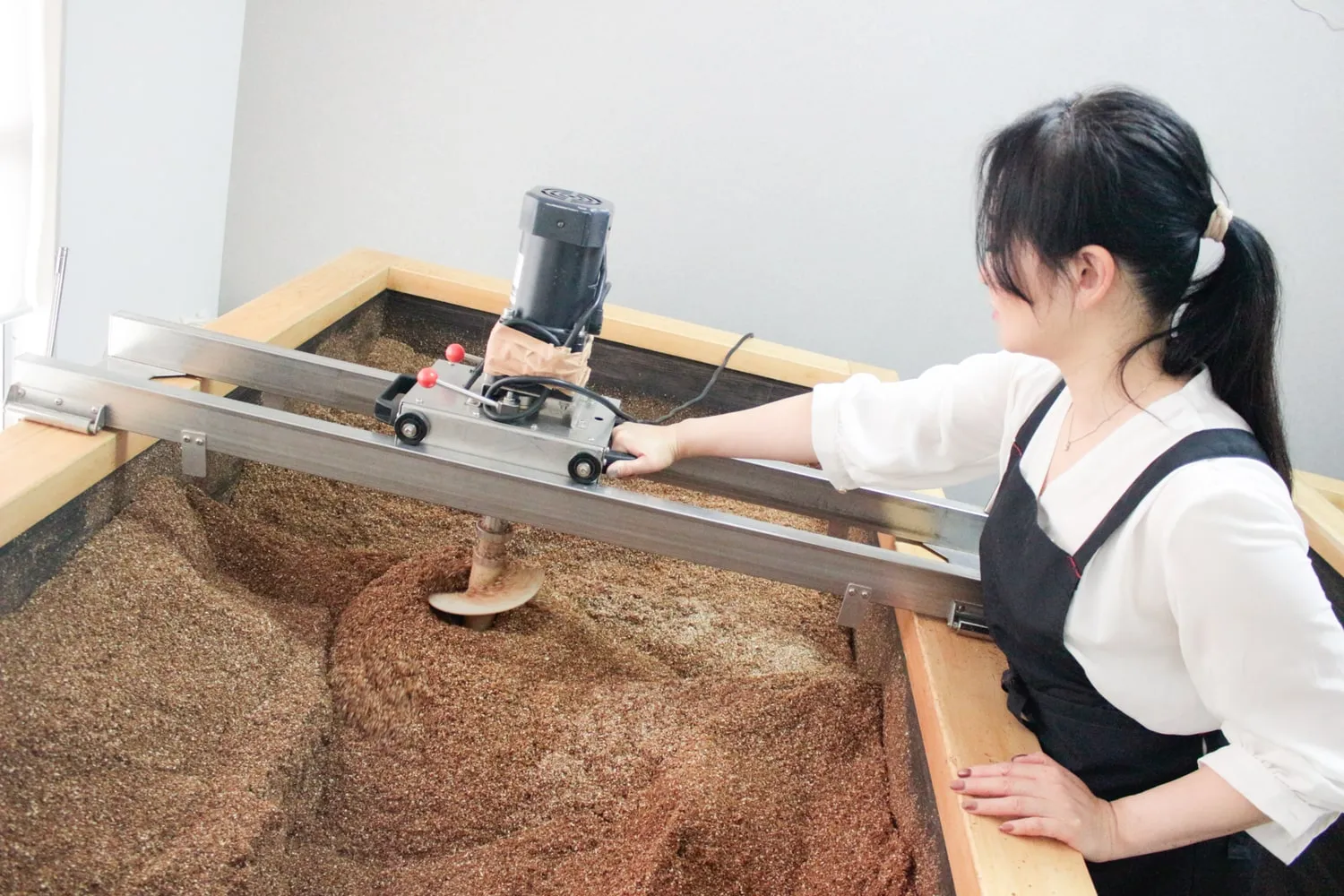 攪拌作業をするオーナーの今坂さん