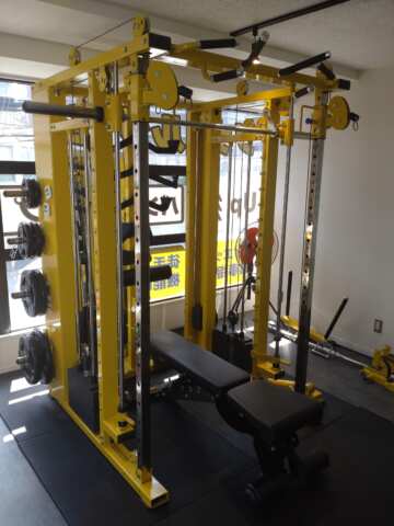 ALOHA GYM 所沢店のトレーニングルーム内の写真