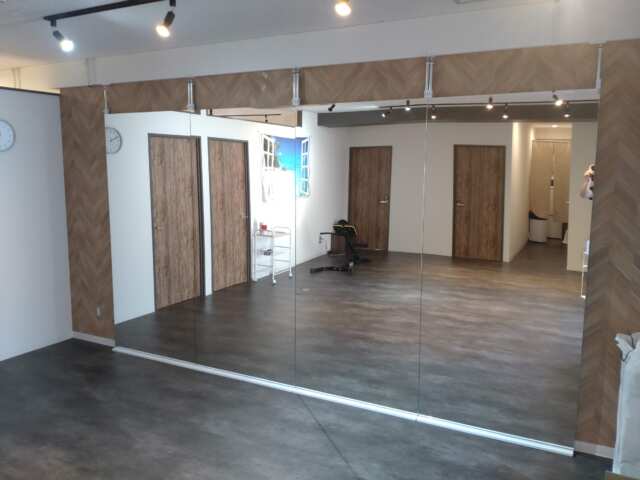 ALOHA GYM 所沢店のトレーニングルーム内の写真